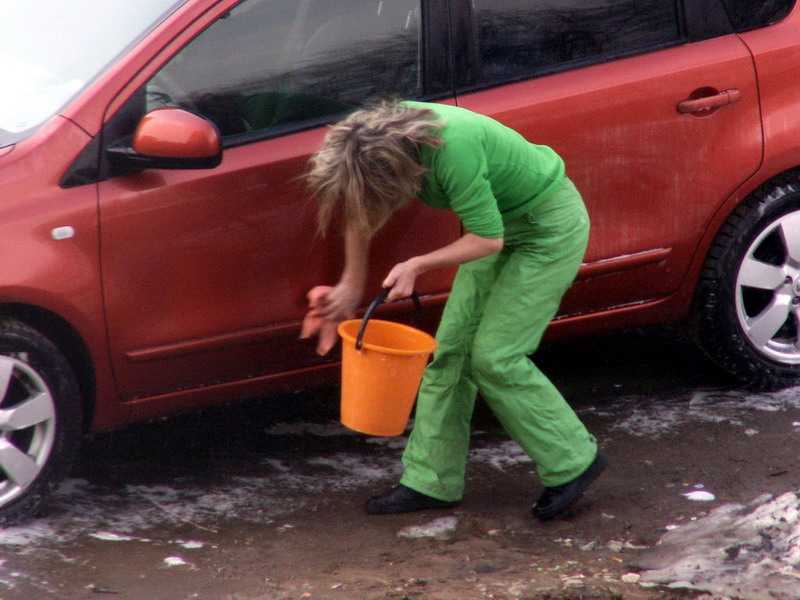 Где можно помыть автомобиль. Мытье машины во дворе. Мойка машины во дворе. Мойка машины в неположенном месте. Штраф за мытье машины во дворе.