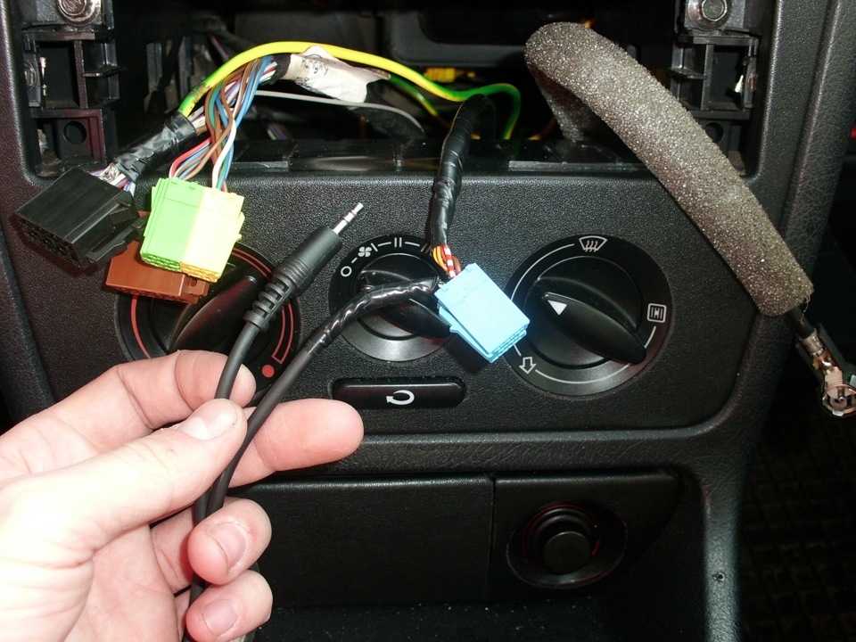 Как подключить телефон к магнитоле в машине: через блютуз, aux, usb