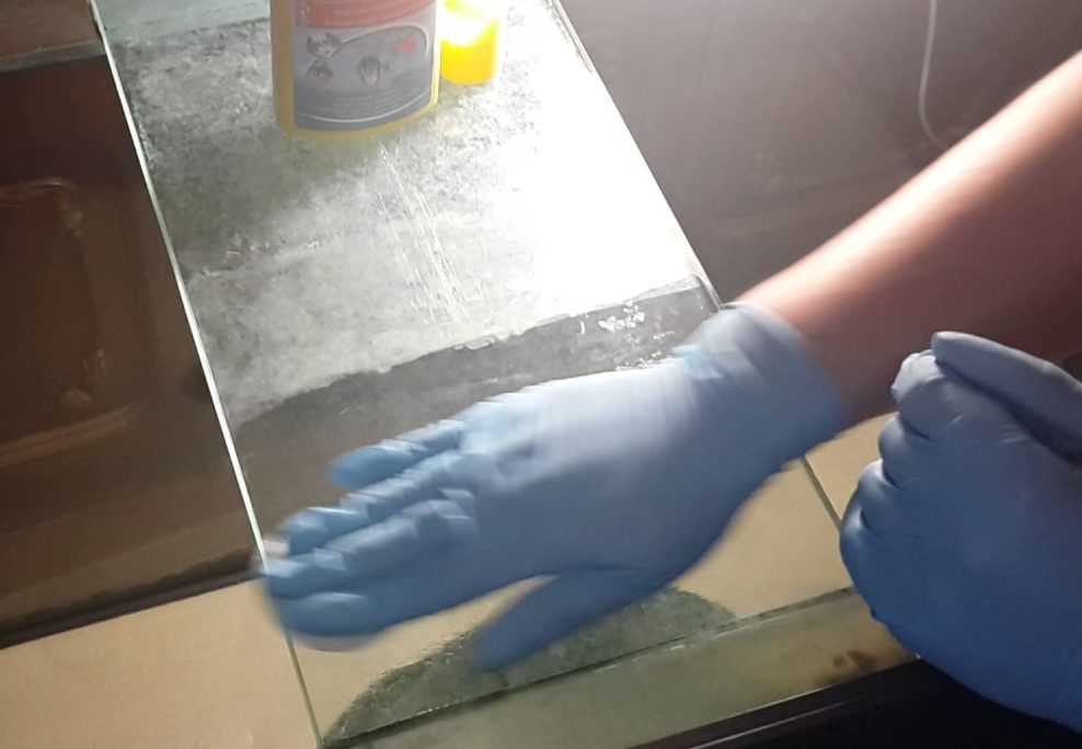 Как отмыть лобовое стекло от жирных пятен
