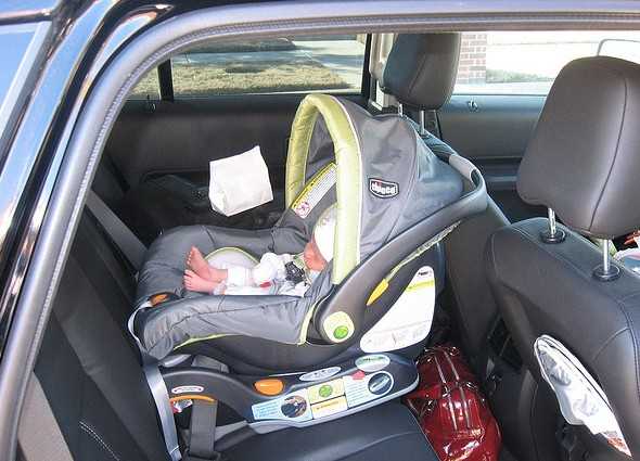 Как перевозить новорожденного ребенка в машине?