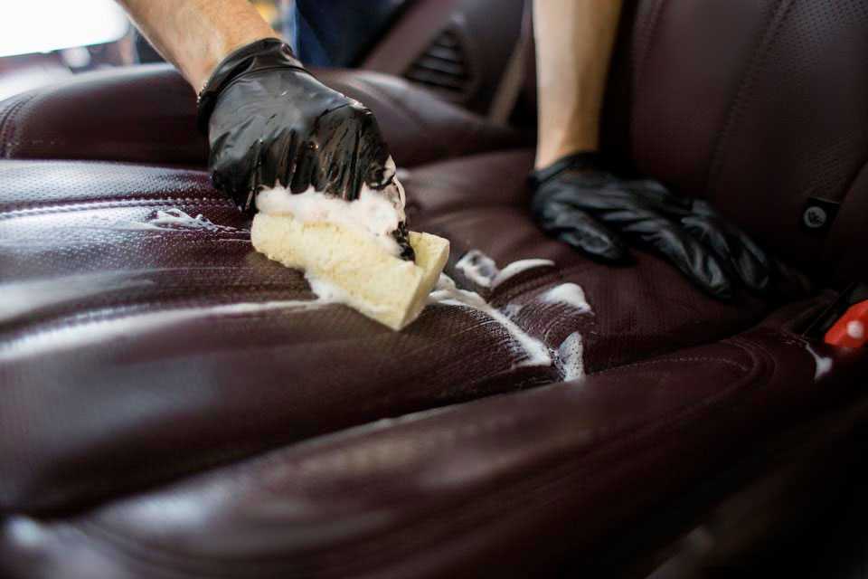 Восстановление кожи салона автомобиля: ремонт, уход, химчистка