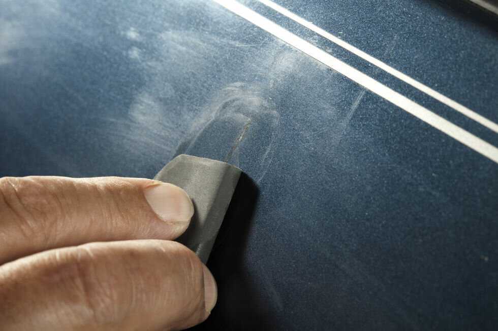 Как убрать царапины с пластика автомобиля: как удалить мелкие и глубокие потертости в салоне авто и снаружи машины феном, полиролью?