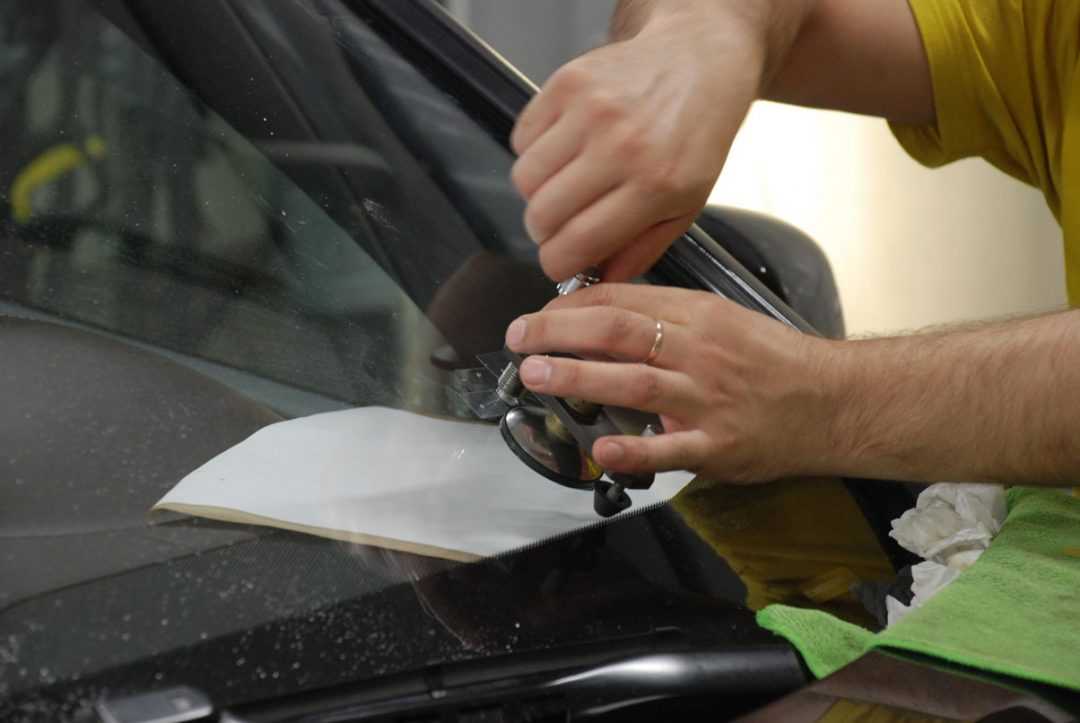 Ремонт сколов и трещин лобового стекла автомобиля: советы + видео-инструкция