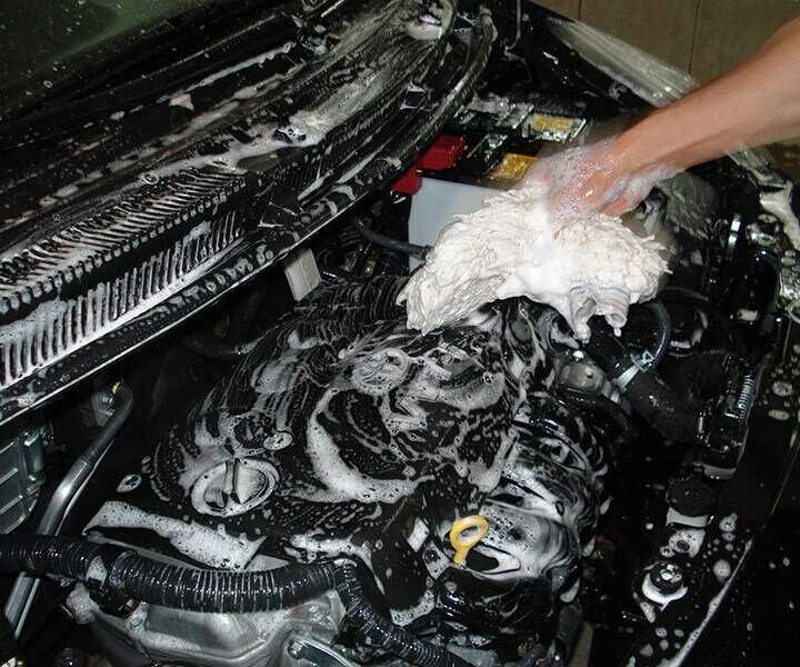 Как правильно мыть двигатель автомобиля: безопасные способы